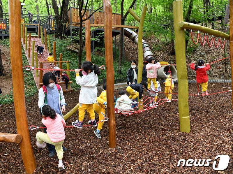 수락산 노원골 유아숲체험원을 이용하는 아이들 모습.(노원구제공)ⓒ 뉴스1