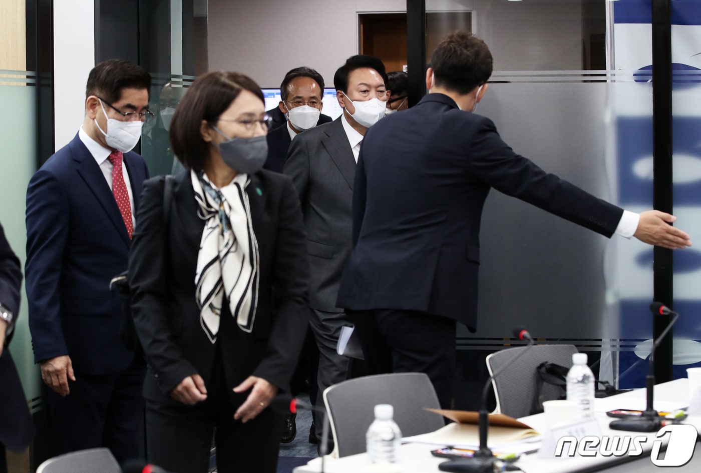 윤석열 대통령이 13일 오전 서울 중구 명동 국제금융센터에서 열린 거시금융상황점검회의에 참석하고 있다. (대통령실사진기자단) ⓒ News1 오대일 기자