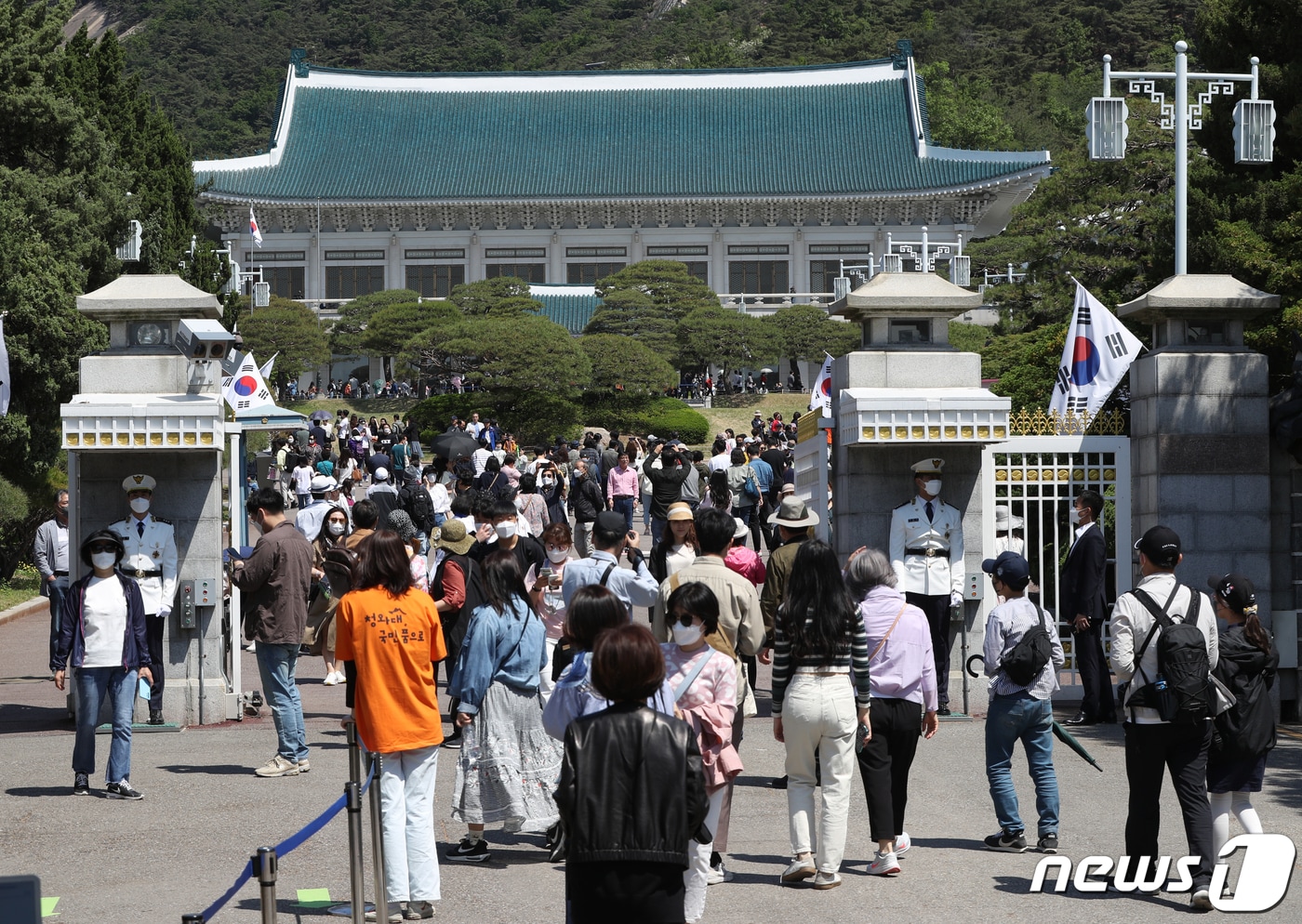청와대 개방 후 첫 주말인 15일 오전 서울 종로구 청와대에서 시민들이 본관을 배경으로 기념 촬영을 하고 있다. 2022.5.15/뉴스1 ⓒ News1 신웅수 기자