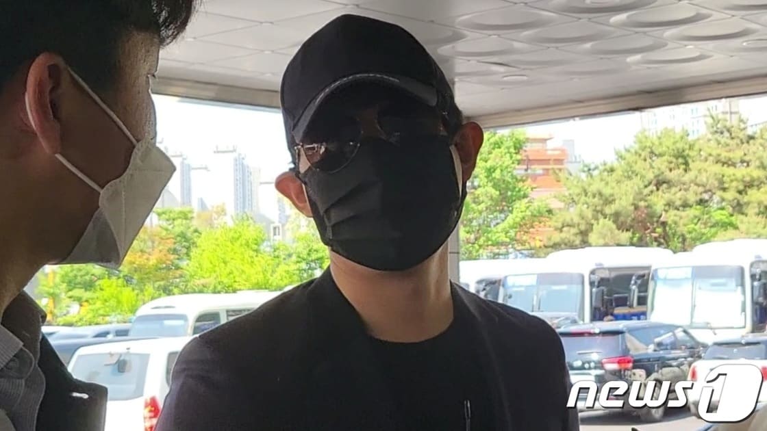 16일 서울성동경찰서에 암호화폐 루나·테라 발행사 테라폼랩스 권도형 대표의 주거지에 무단침입한 BJ가 경찰 조사를 받기 위해 출석하고 있다. 22.05.16/뉴스1 ⓒ 뉴스1 이비슬 기자