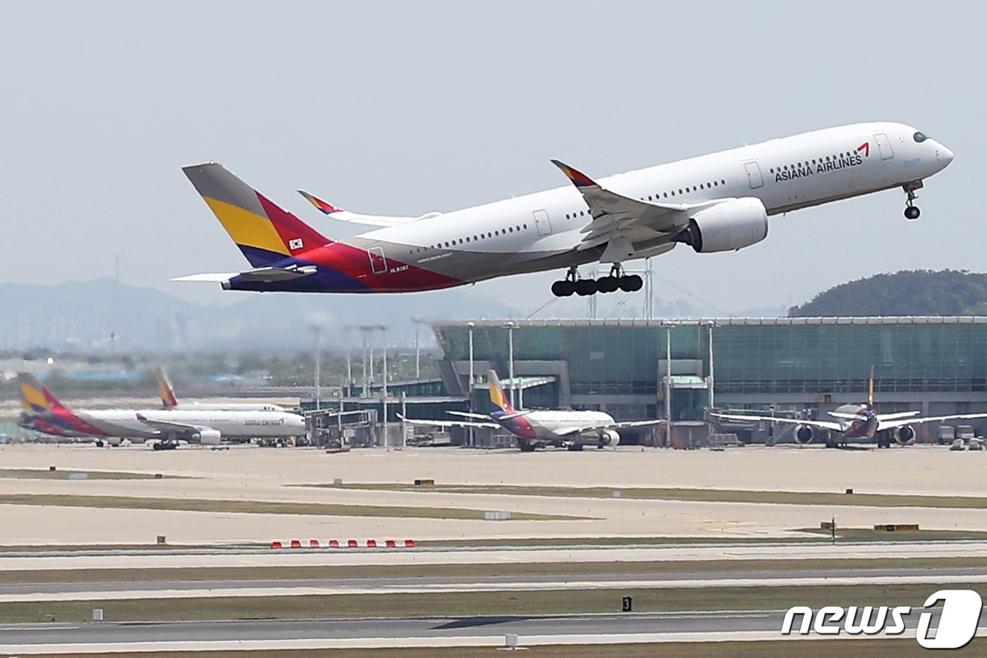 16일 인천국제공항 제2여객터미널 계류장에 아시아나항공 여객기가 이륙하고 있다. 2022.5.16/뉴스1 ⓒ News1 민경석 기자