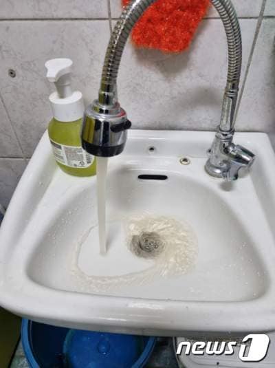 이물질이 섞인 수돗물 자료사진(기사와 관련 없음) ⓒ News1 박재원 기자