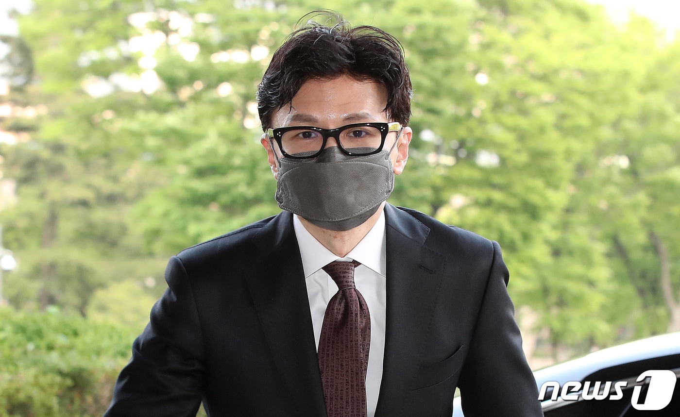 한동훈 법무부 장관이 17일 오후 취임식이 열리는 경기도 과천 법무부 청사에 들어서고 있다. ⓒ News1