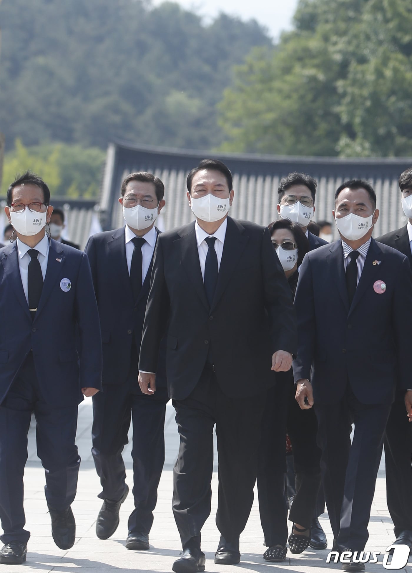 윤석열 대통령이 지난해 5월18일 오전 광주 북구 국립 5·18 민주묘지에서 열린 제42주년 5·18 광주민주화운동 기념식에 입장하고 있다. (공동취재) 2022.5.18/뉴스1 ⓒ News1