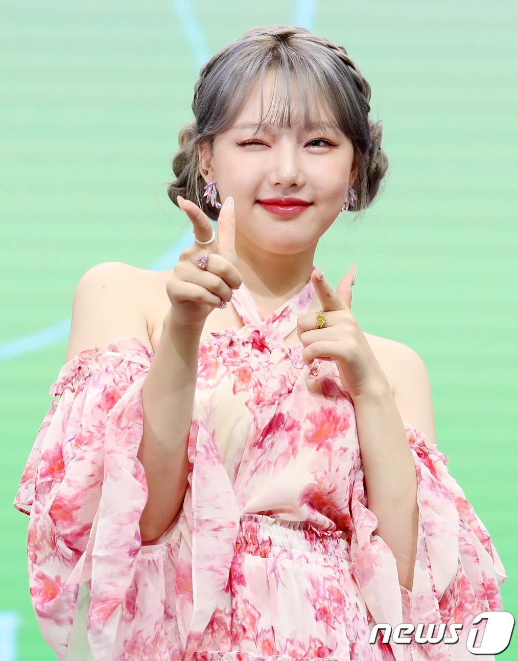 가수 예린이 18일 서울 중구 장충단로 월드케이팝센터에서 열린 미니앨범 '아리아'(ARIA) 발매 기념 쇼케이스에서 포토타임을 갖고 있다. ‘아리아(ARIA)’는 새로운 모습으로 다시 시작하는 도전적인 의미를 품고 있는 앨범으로, 앨범명과 동명의 타이틀곡 ‘아리아(ARIA)’는 시원한 리듬 그리고 다양한 신스 사운드의 드랍(Drop) 파트와 청량한 보컬이 인상적인 댄스곡이다. 2022.5.18/뉴스1 ⓒ News1 김진환 기자