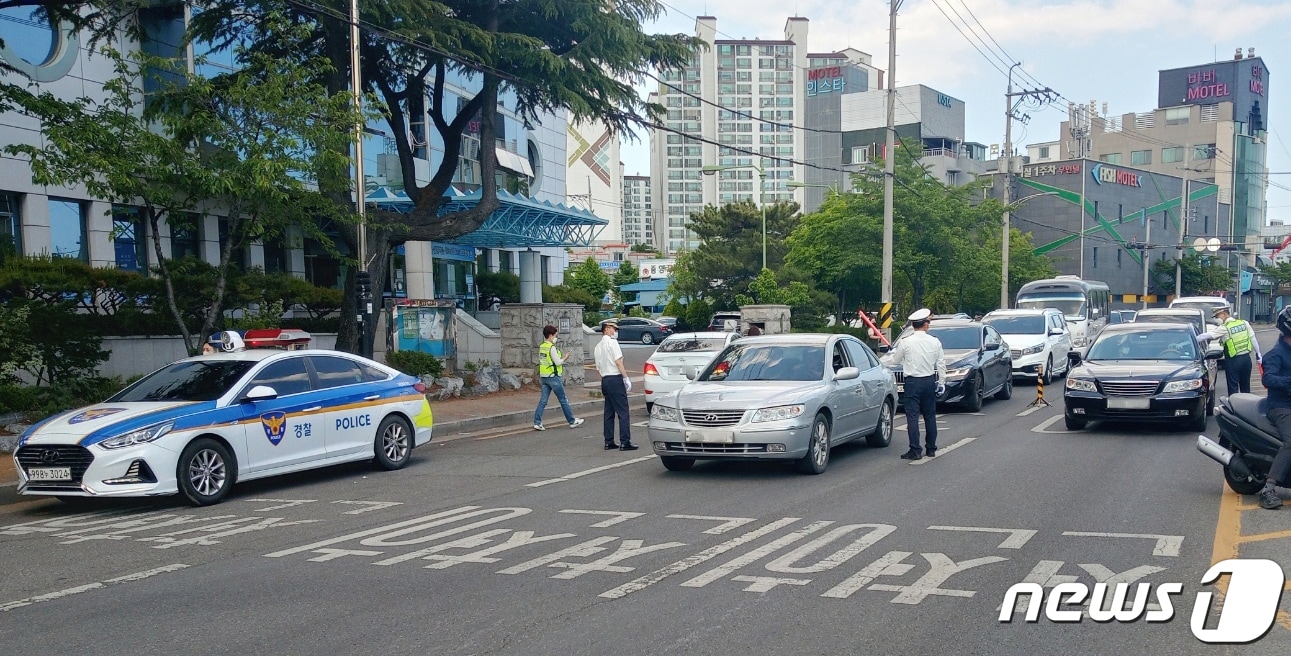 경북 포항북부경찰서(서장 박봉수)는 지난 17일 오후 2시부터 4시까지 경북도 자치경찰부, 포항시와 함께 대포차와 상습 체납자 적발을 위한 합동단속에서 30건을 적발했다고 밝혔다.(포항북부경찰서제공)2022.5.18/ⓒ 뉴스1