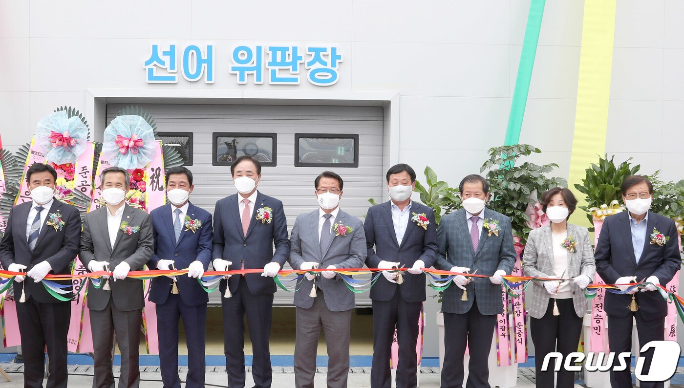 문금주 전라남도지사 권한대행이 19일 고흥 도양읍에서 열린 ‘고흥 청정위판장 모델 구축사업 준공식’에서 테이프 커팅식을 하고 있다. (전남도 제공) 2022.5.19/뉴스1 ⓒ News1 전원 기자