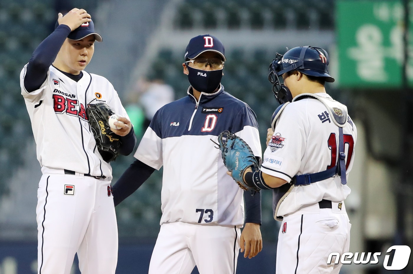 19일 오후 서울 송파구 잠실야구장에서 열린 프로야구 '2022 신한은행 SOL KBO리그' SSG랜더스와 두산베어스의 경기, 두산 선발 최승용이 3회초 2사 만루 상황에서 마운드에 올라온 정재훈 투수코치, 포수 박세혁과 대화를 나누고 있다. 2022.5.19/뉴스1 ⓒ News1 김진환 기자