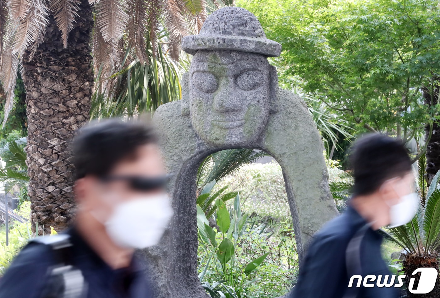 제주국제공항에서 마스크를 착용한 관광객들이 렌터카 하우스 등으로 향하고 있다.(뉴스1DB) ⓒ News1 오현지 기자