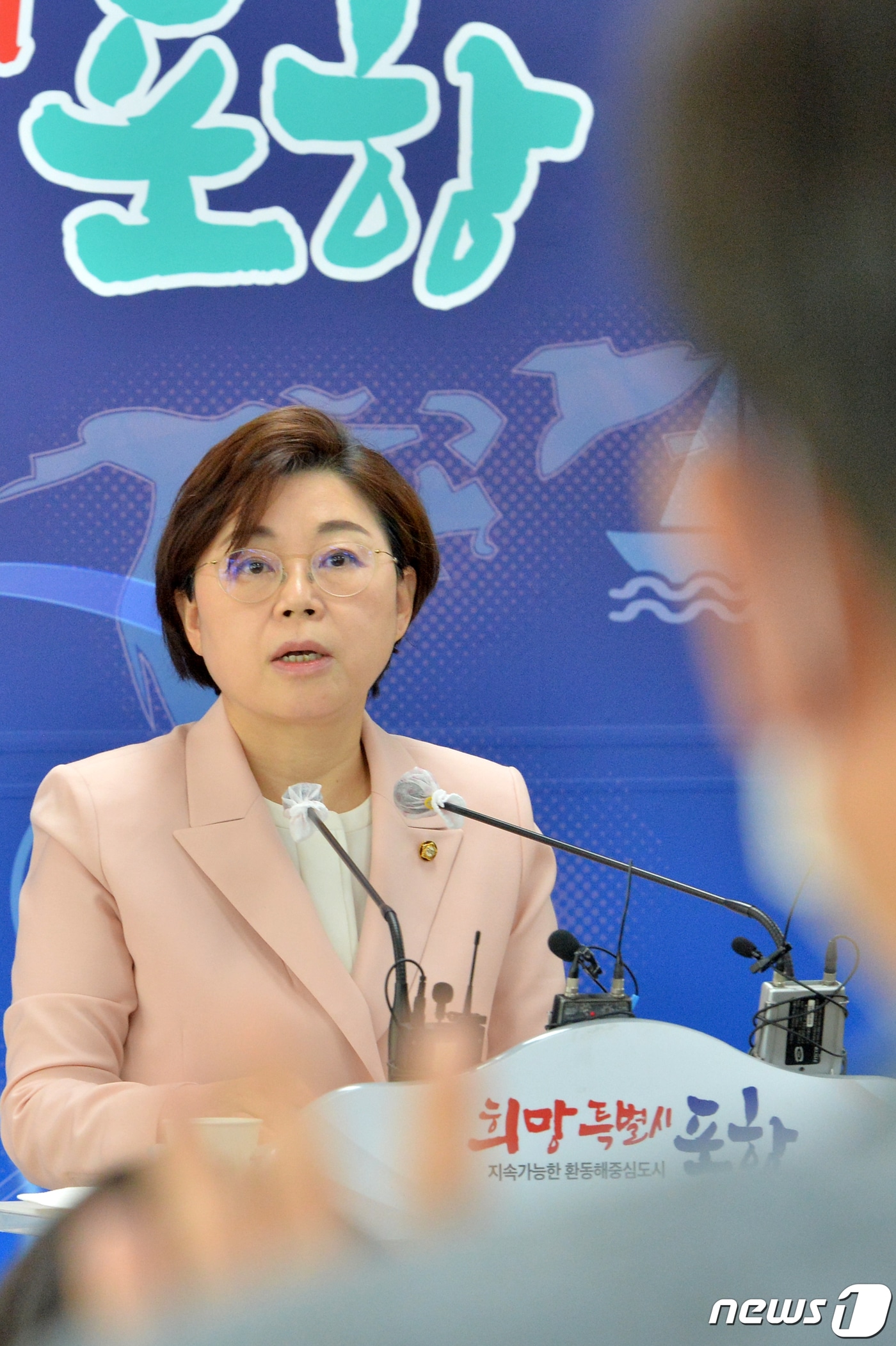 국민의힘 경북도당 위원장인 김정재(포항·북) 의원이 2일 포항시청 브리핑룸에서 기자회견을 갖고 최근 논란이 된 이강덕 포항시장 패싱 논란과 포항시장 경선 등의 질문에 답하고 있다. 김 의원은 "공관위원장으로서 포항시장 1차 컷오프는 공정하고 투명하게 진행된 것으로 외부의 영향은 없고, 이강덕 시장의 패싱 논란은 사전에 협의된 일정으로 진행된 것이어서 자신은 개입하지 않았다"고 말했다. 2022.5.2/뉴스1 ⓒ News1 최창호 기자