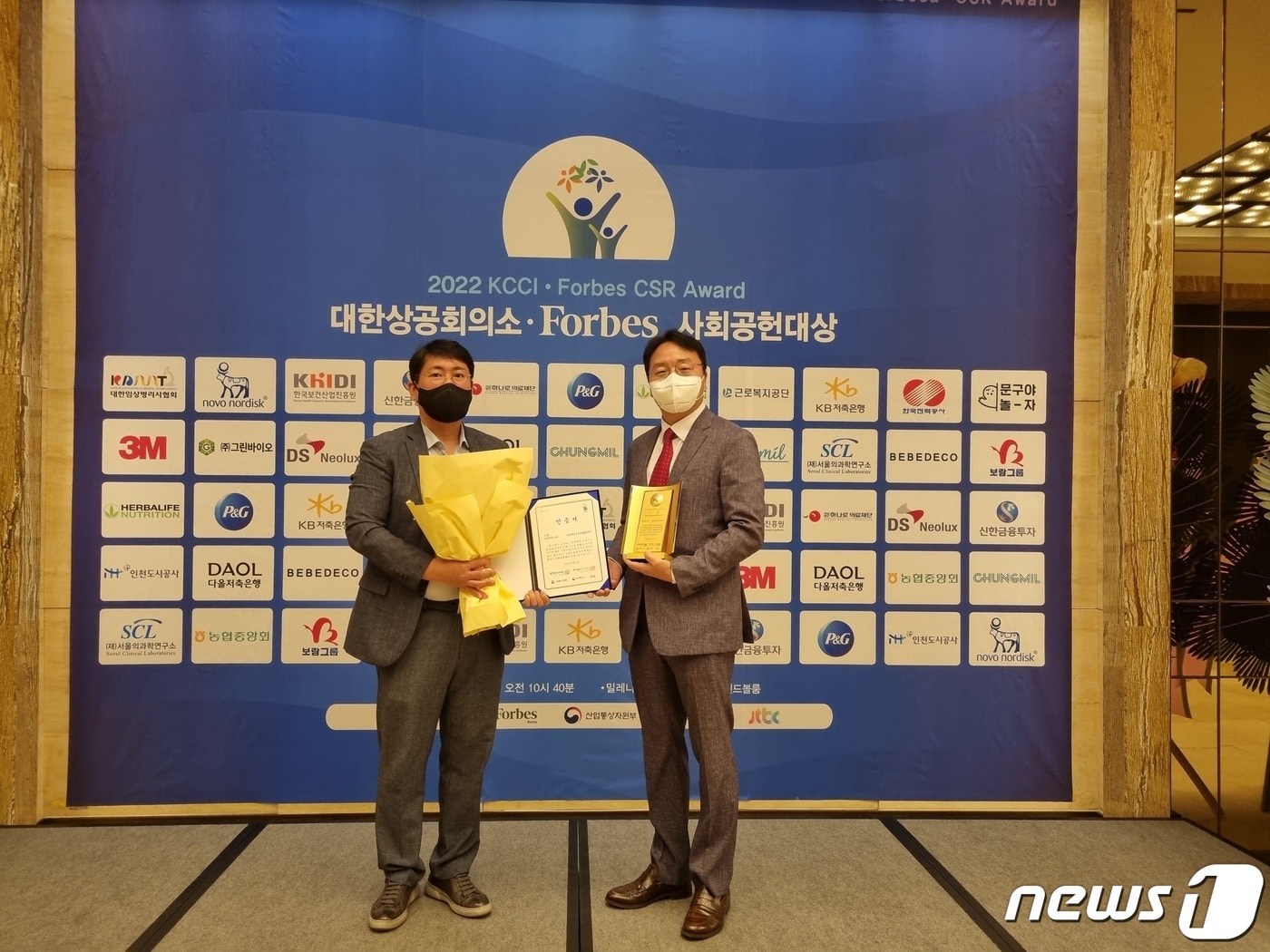 왼쪽부터 김민철 한전대전세종충남본부 상생홍보센터장, 이재우 한전 대전세종충남본부 기획관리실장. ⓒ뉴스1