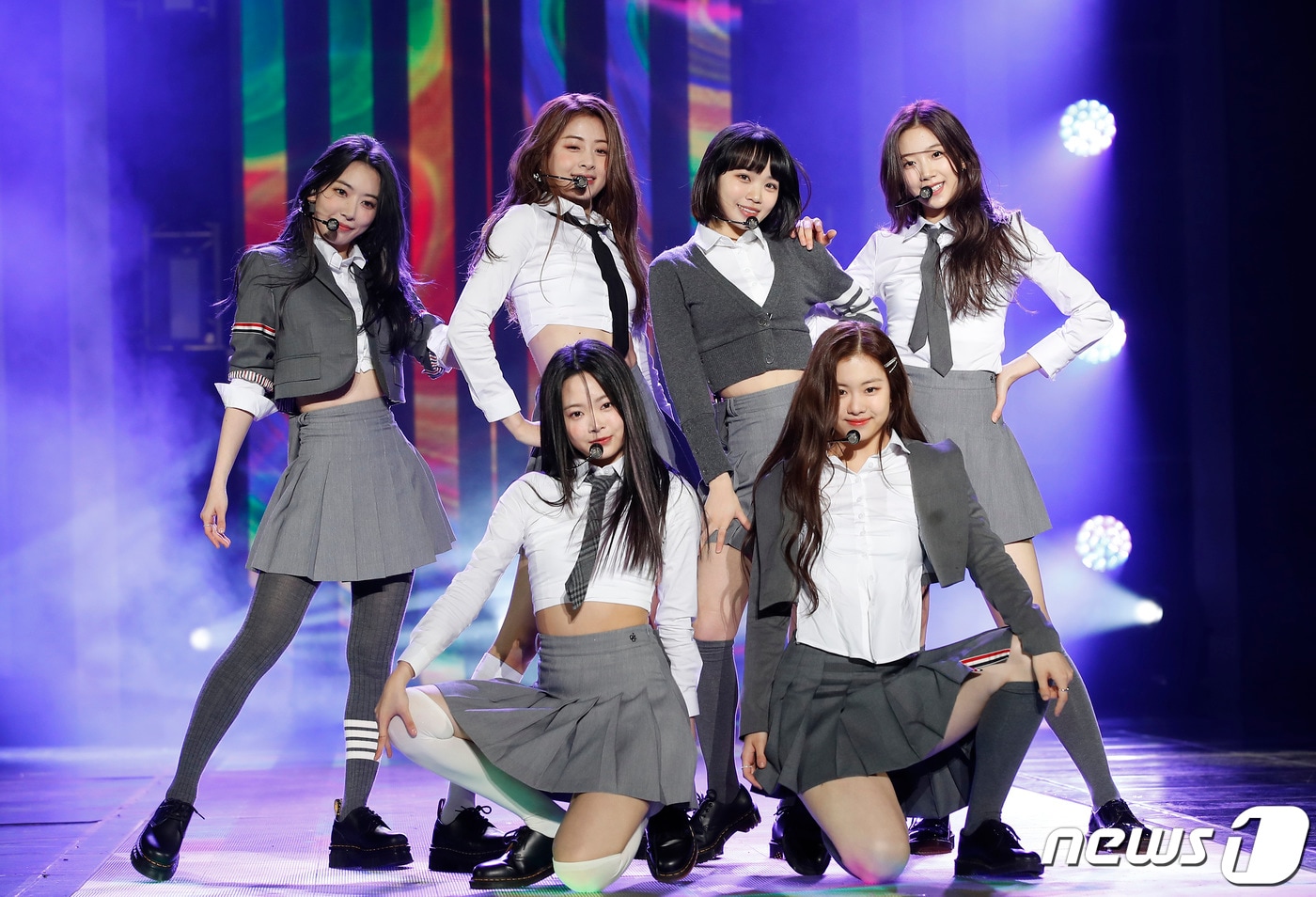 하이브 최초 걸그룹 르세라핌(LE SSERAFIM) 홍은채, 김채원, 카츠하, 김가람, 허윤진, 사쿠라가 2일 서울 중구 장충체육관에서 열린 데뷔 앨범 ‘FEARLESS’ 미디어 쇼케이스에서 신곡을 선보이고 있다. 2022.5.2/뉴스1 ⓒ News1 권현진 기자