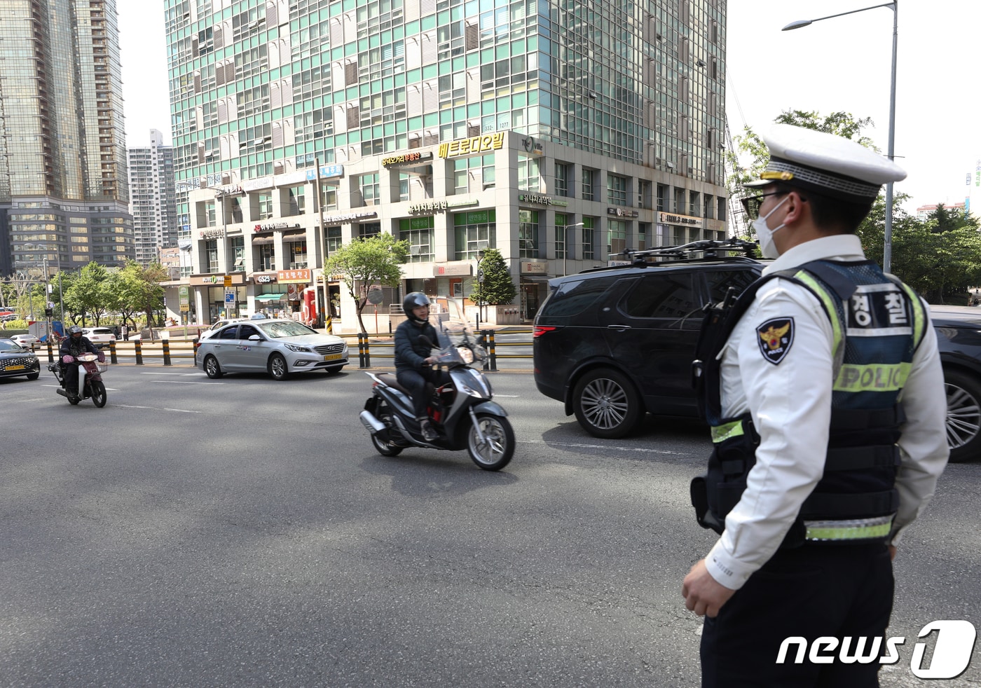 대구경찰청 교통과, 대구시, 대구 중구청, 한국교통안전공단은 지난 3일 오후 2시부터 2시간 동안 반월당네거리 인근에서 공동으로 이륜차 광역 단속을 실시해 78건을 적발했다. 사진은 경찰의 이륜차 단속 모습. (사진은 기사 내용과 무관함) ⓒ News1 자료 사진