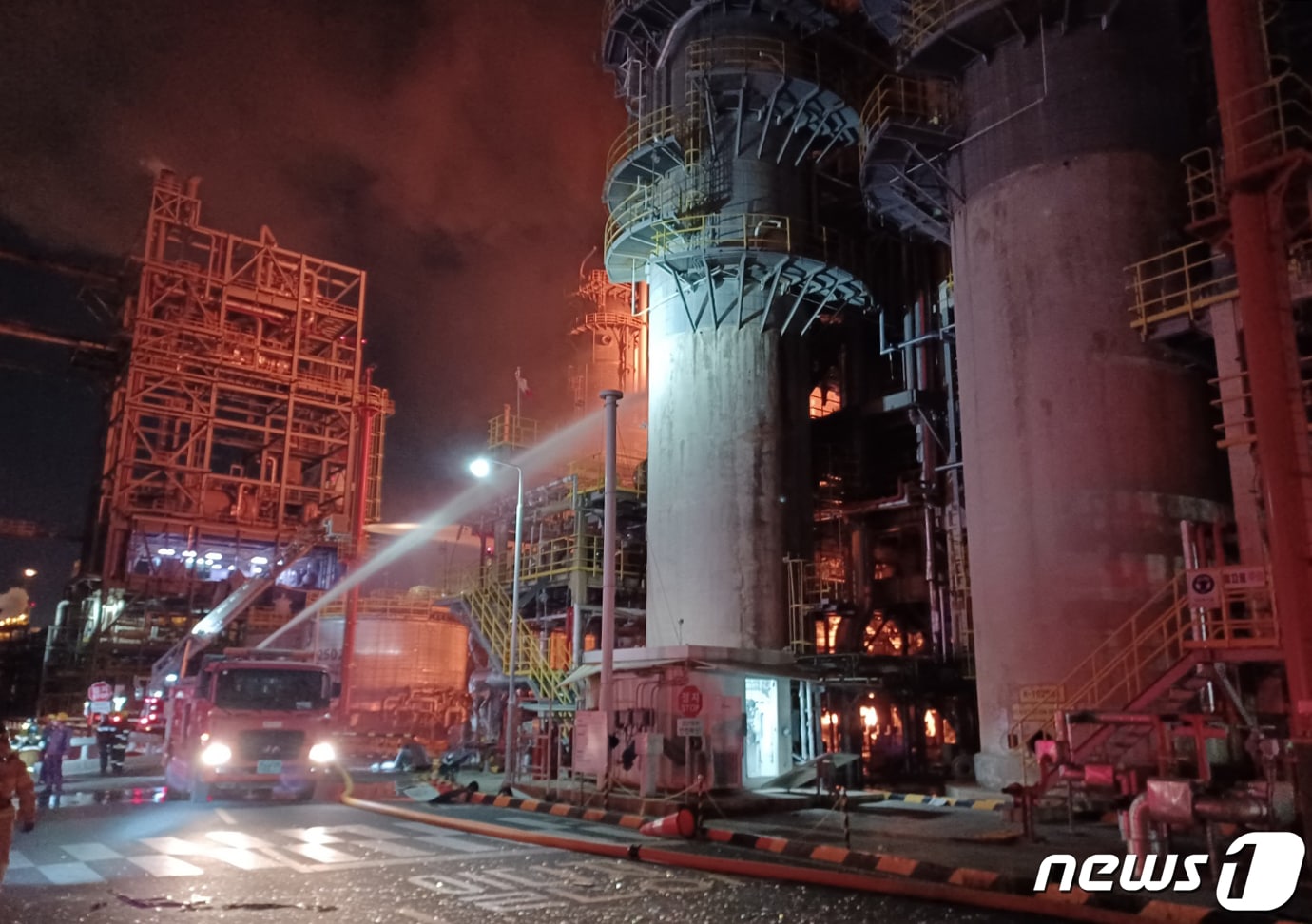 19일 오후 8시51분께 울산시 울주군 온산공단 S-OIL(에쓰오일) 공장에서 폭발 화재 사고가 발생해 소방당국이 진화 작업을 벌이고 있다. (울산소방본부 제공) 2022.5.19/뉴스1 ⓒ News1 조민주 기자