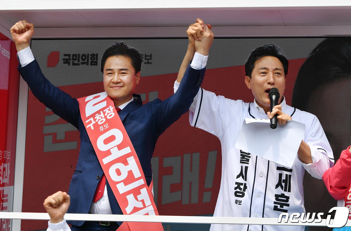 오세훈 국민의힘 서울시장 후보가 21일 도봉구 창동 이마트 앞에서 열린 오언석 도봉구청장 후보의 6·1 지방선거 유세장을 찾아 지지를 호소하고 있다.(오언석 캠프 제공) 2022.5.22/뉴스1 ⓒ News1 포토공용 기자