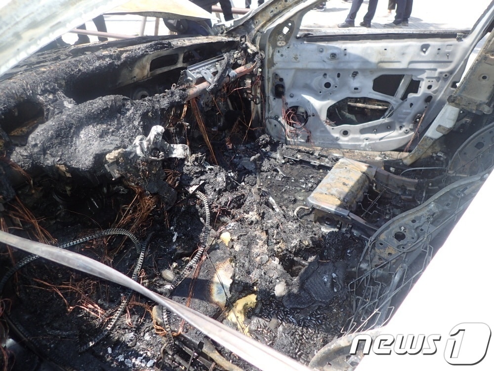 22일 오전 10시51분께 부산 동래구 도시철도 동래역 인근 도로에서 한 택시에 불이 나 내부가 소훼된 모습.(부산소방재난본부 제공)ⓒ 뉴스1