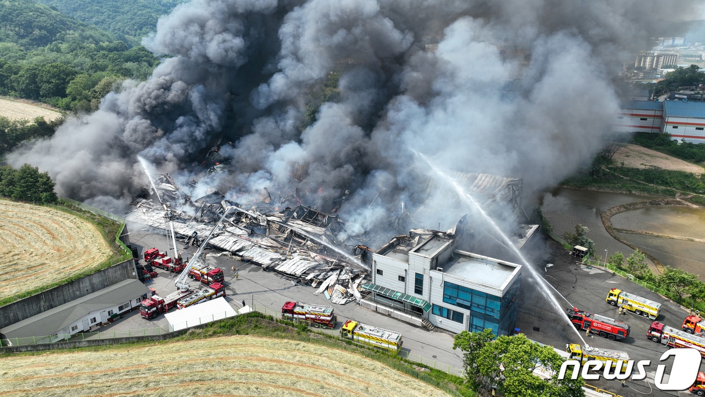 경기 이천시 마장면 이평리 소재 한 골프의류 물류센터에서 화재가 발생해 소방당국이 진화 작업을 벌이고 있다. (공동취재) 2022.5.23/뉴스1 ⓒ News1 김영운 기자