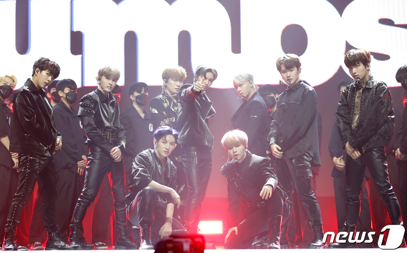 그룹 블랭키(BLANK2Y)의 U, DK, 소담, 루이, 영빈, 시우, 성준, MIKEY, 동혁이 24일 서울 광진구 예스24 라이브홀에서 열린 첫 번째 미니앨범 'K2Y I : CONFIDENCE' 쇼케이스에서 신곡 ‘떰즈업(Thumbs Up)’을 선보이고 있다. 2022.5.24/뉴스1 ⓒ News1 권현진 기자