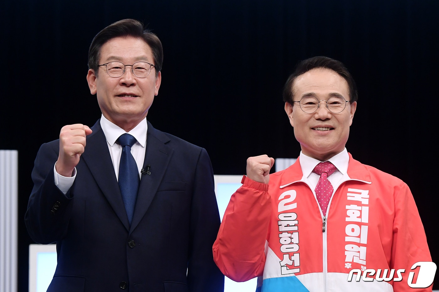 인천 계양구을 재·보궐 선거에 출마선언한 이재명 더불어민주당 후보와 윤형선 국민의힘 후보가 25일 오후 경기도 부천시 OBS경인TV 스튜디오에서 열린 계양구 선거관리위원회 주관 '국회의원 보궐선거 계양구을선거구 후보자 토론회' 시작에 앞서 기념 촬영을 하고 있다.  ⓒ News1 국회사진취재단