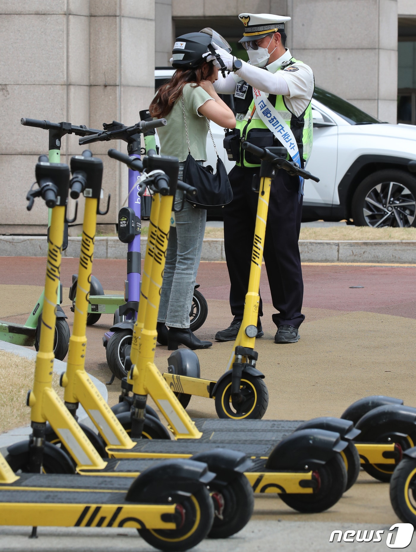 전동퀵보드 헬멧 착용 캠페인을 하고 있는 경찰 ⓒ News1 김기태 기자