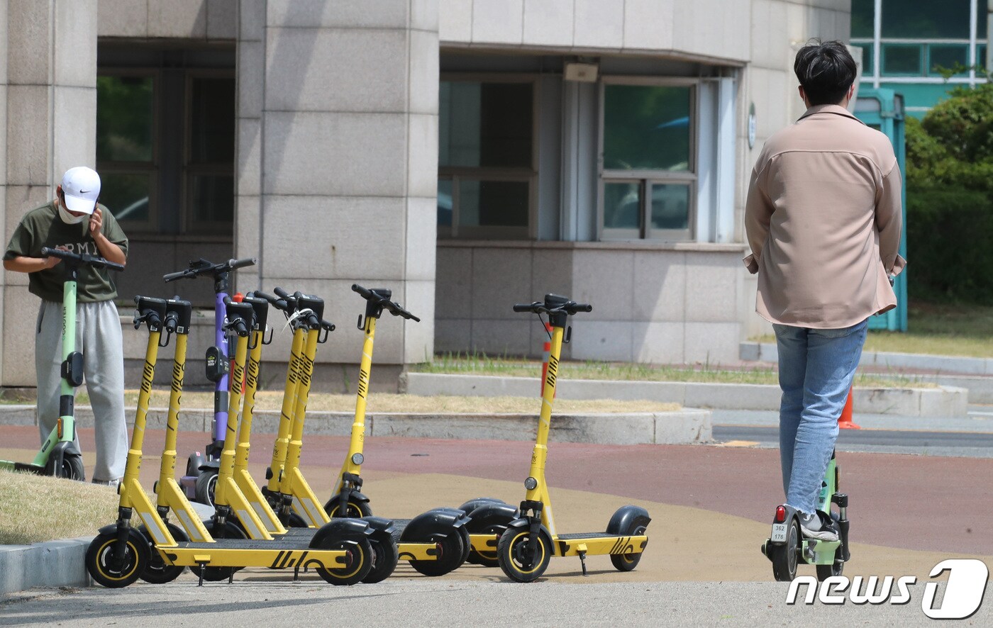최근 전동퀵보드 관련 사고가 늘어가고 있는 가운데 일부 시민들이 헬멧 없이 전동퀵보드를 타고 있어 사고 위험이 높다. (사진은 기사 내용과 무관함) ⓒ News1 DB
