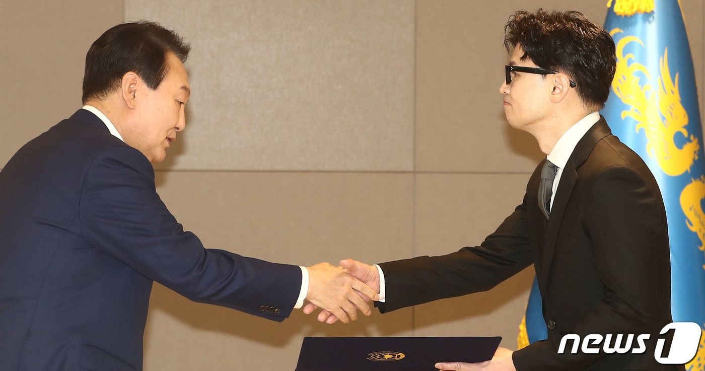 윤석열 대통령이 26일 오전 정부세종청사에서 한동훈 법무부 장관에게 임명장을 수여 하고 있다. (대통령실사진기자단) 2022.5.26/뉴스1 ⓒ News1 안은나 기자