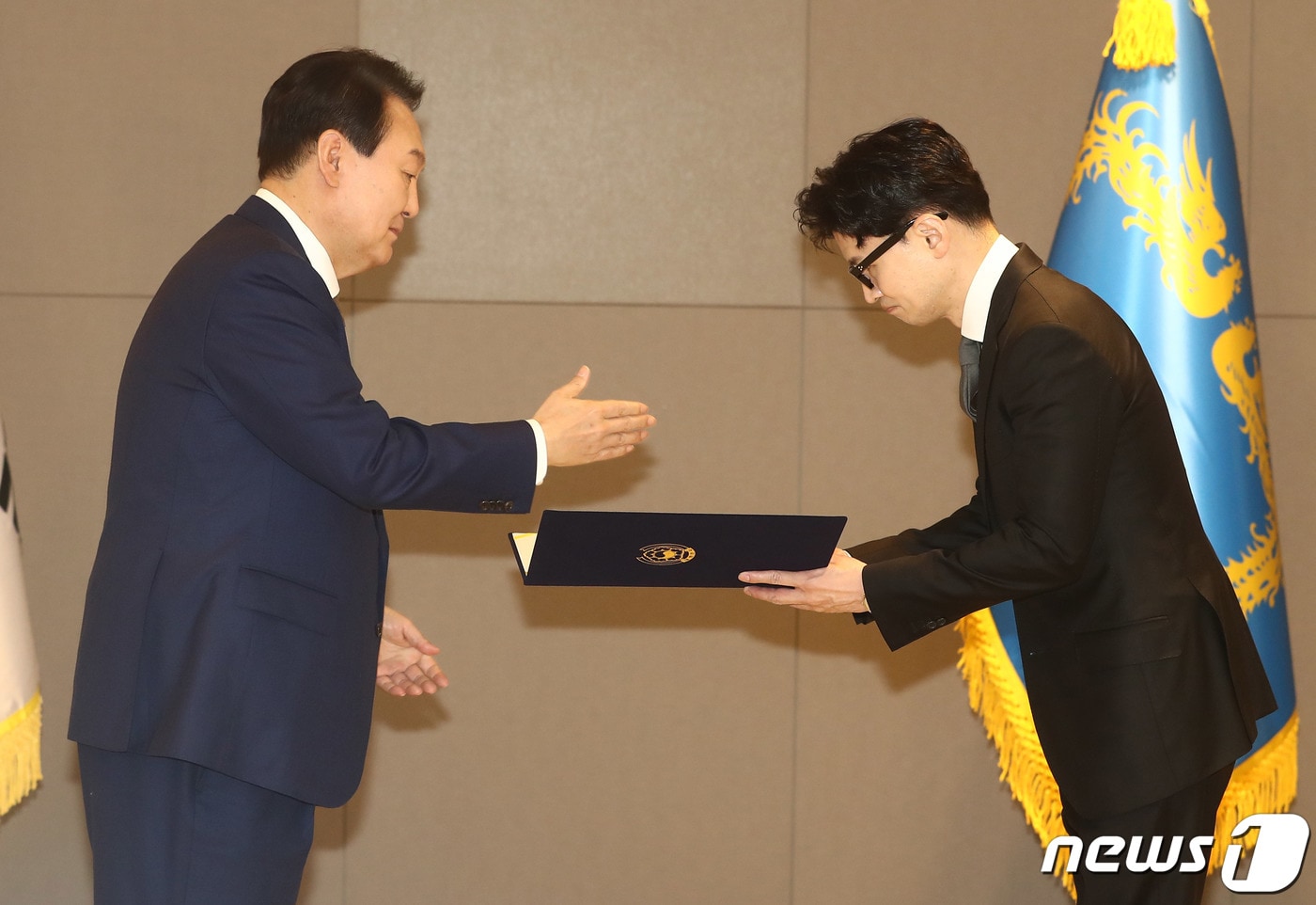 2022년 5월 26일 윤석열 대통령이 정부세종청사에서 한동훈 법무부 장관에게 임명장을 수여 하고 있는 모습. (대통령실사진기자단) 2022.5.26 ⓒ 뉴스1 안은나 기자