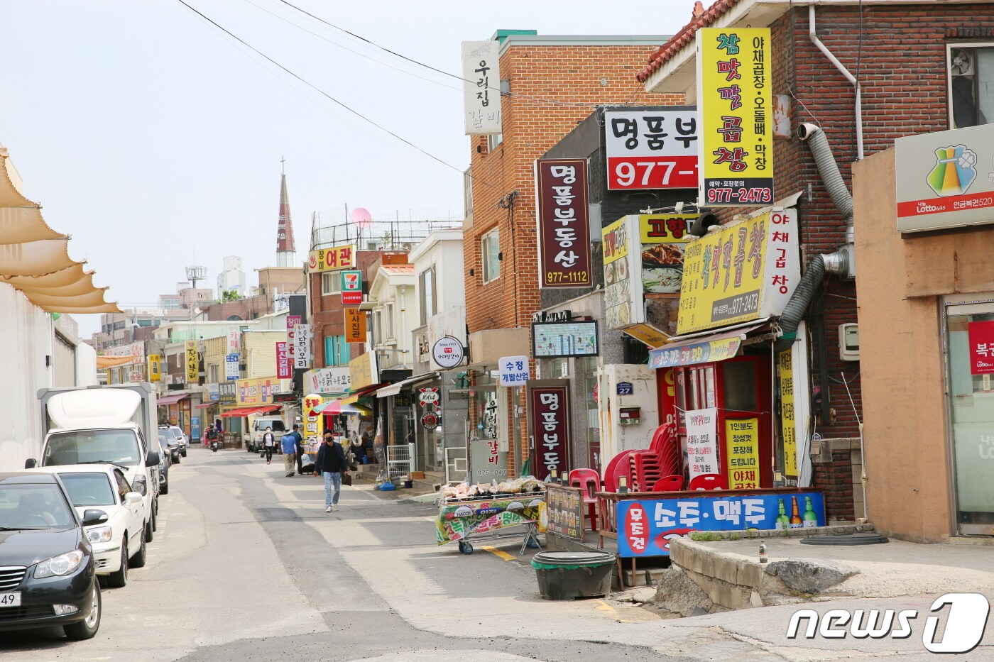 고양시가 먹거리 특화거리로 선정한 경의중앙선 일산역 앞 먹자골목. (고양시청 제공) ⓒ 뉴스1