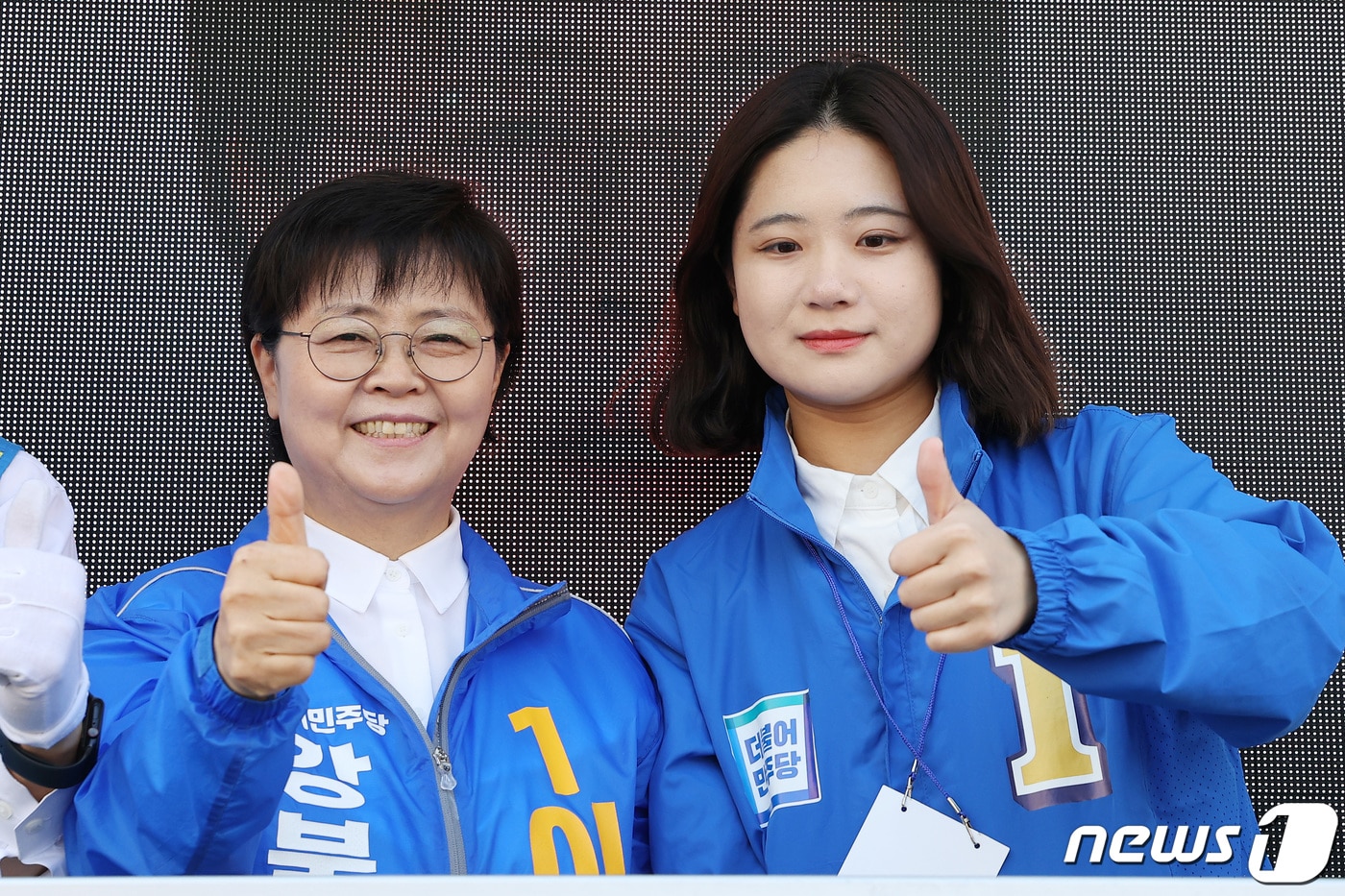  이순희 강북구청장 후보가 26일 서울 강북구 수유역 인근에서 지지를 호소하고 있다. 2022.5.26/뉴스1 ⓒ News1 조태형 기자