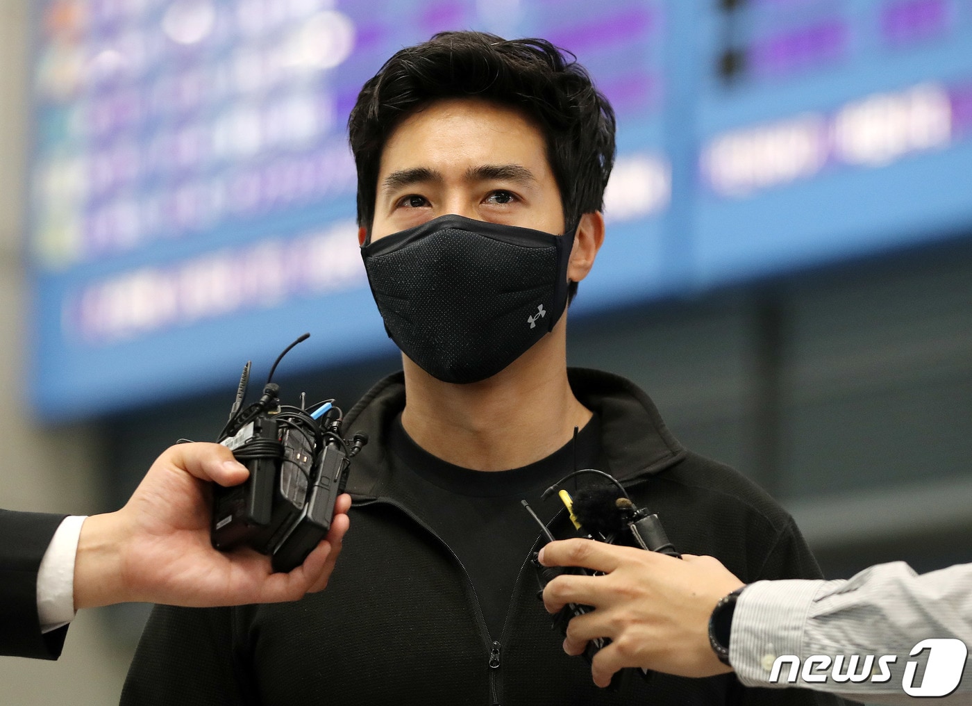 우크라이나 국제 의용군으로 참전한 유튜버 이근(38) 전 대한민국 해군 특수전전단(UDT/SEAL) 대위가 27일 인천공항을 통해 귀국해 취재진 질문에 답하고 있다. 2022.5.27/뉴스1 ⓒ News1 박세연 기자