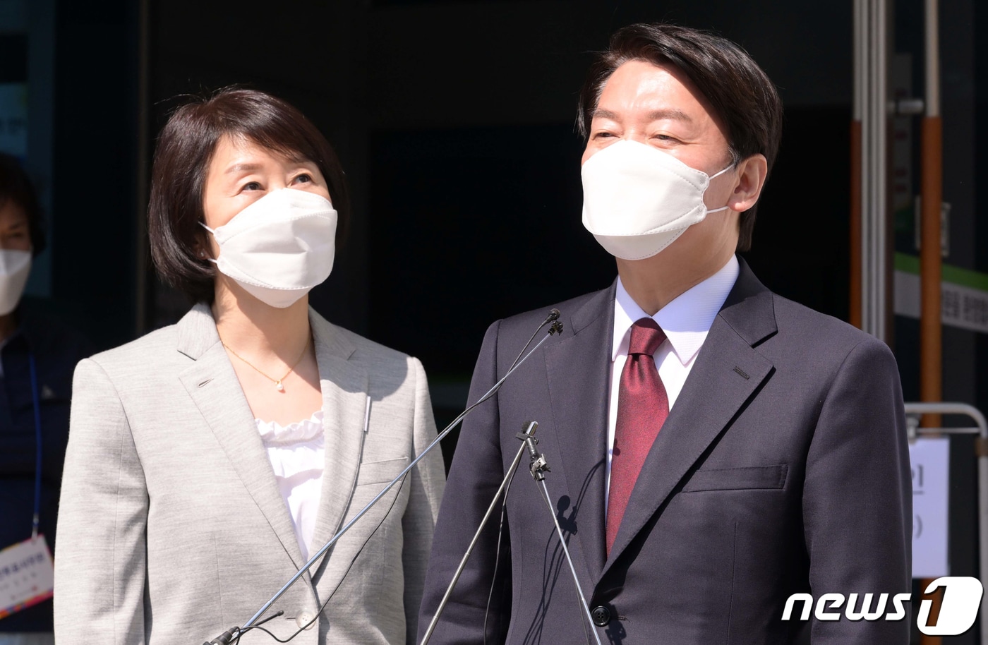 제8회 전국동시지방선거와 국회의원 보궐선거의 사전투표 첫날인 27일 오전 안철수 국민의힘 성남 분당갑 국회의원 후보자와 부인 김미경 교수가 경기도 성남시 분당구 야탑1동행정복지센터에 마련된 사전투표소에서 투표를 마치고 기자들의 질문에 답변을 하고 있다. 2022.5.27/뉴스1 ⓒ News1 국회사진취재단