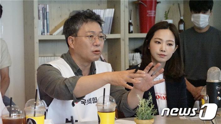 차유람(오른쪽) 국민의힘 중앙당선거대책위원회 문화체육특보가 29일 강원 원주 송삼길 주변에서 박정하 국민의힘 원주 갑 국회의원 후보와 '원주시민과 함께하는 라운지토크' 행사를 갖고 있다. (박정하 국민의힘 원주 갑 국회의원 후보 선거사무소 제공) 2022.5.29/뉴스1 신관호 기자