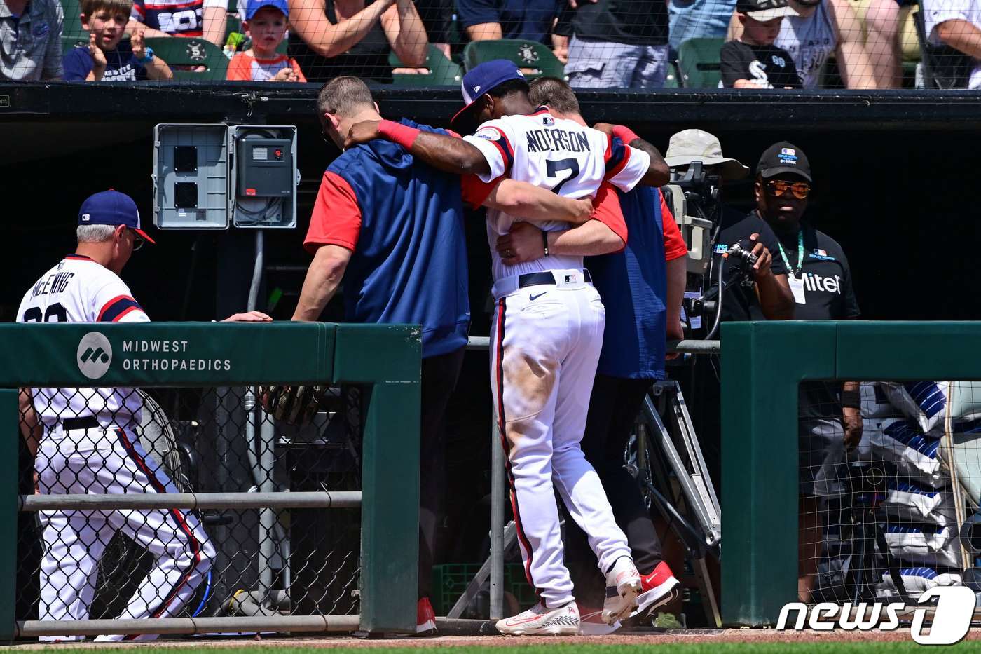 시카고 화이트삭스의 팀 앤더슨이 31일(한국시간) 열린 메이저리그 시카고 컵스와의 경기 도중 부상을 당해 트레이너들의 부축을 받아 나가고 있다. ⓒ AFP=뉴스1