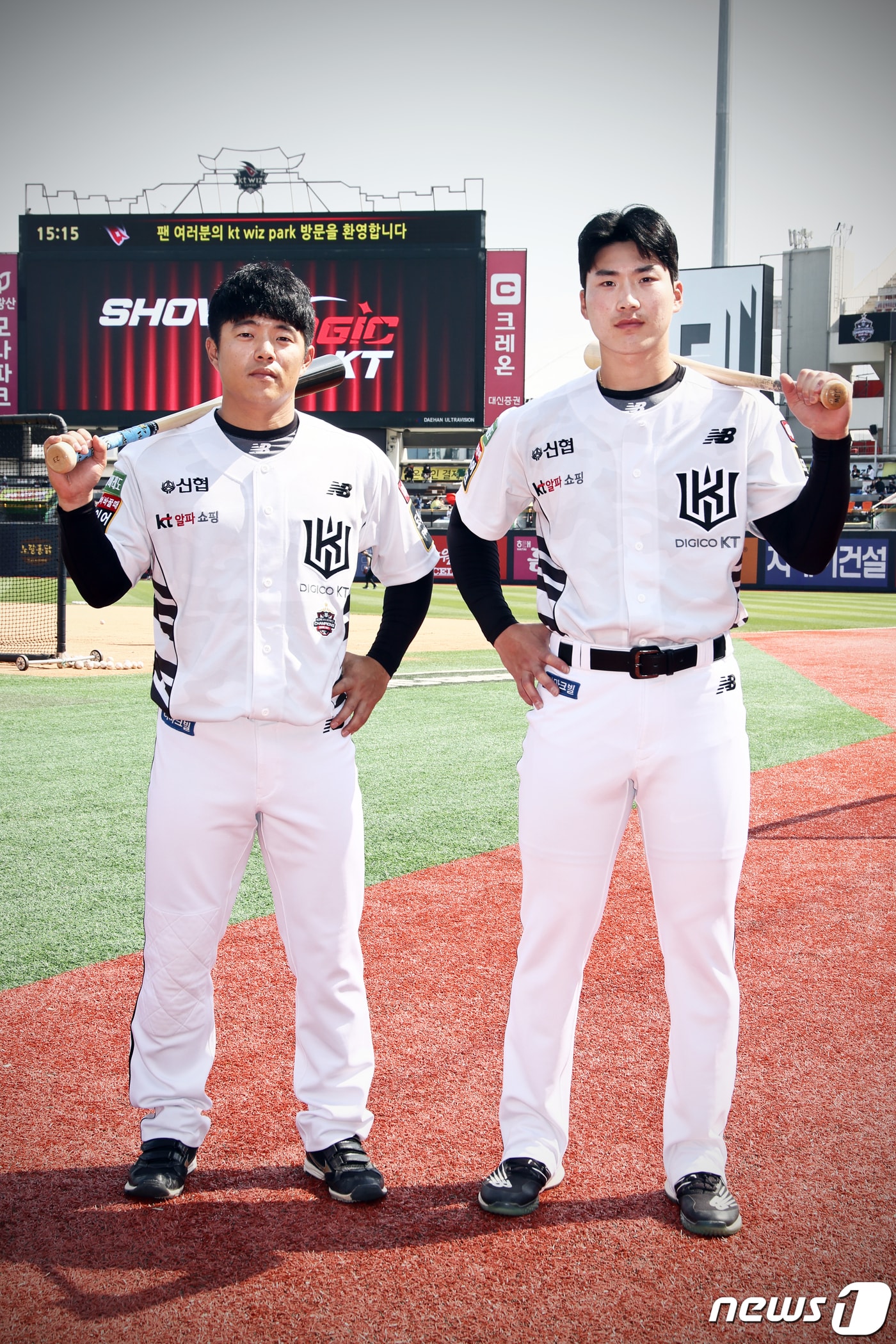 밀리터리 유니폼을 착용한 KT 위즈 조용호(왼쪽)와 장준원. (KT 제공) ⓒ 뉴스1