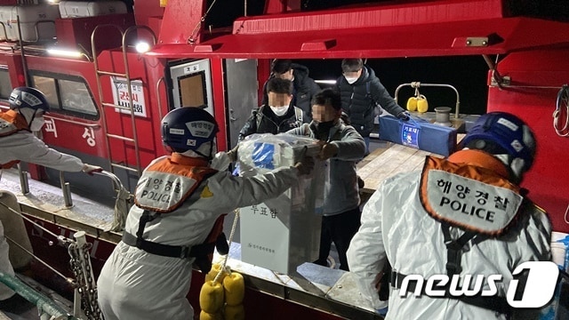 군산해양경찰서는 제20대 대통령선거를 끝마친 후 도서지역의 투표함 직접이송을 하고 있다.(자료사진)ⓒ 뉴스1