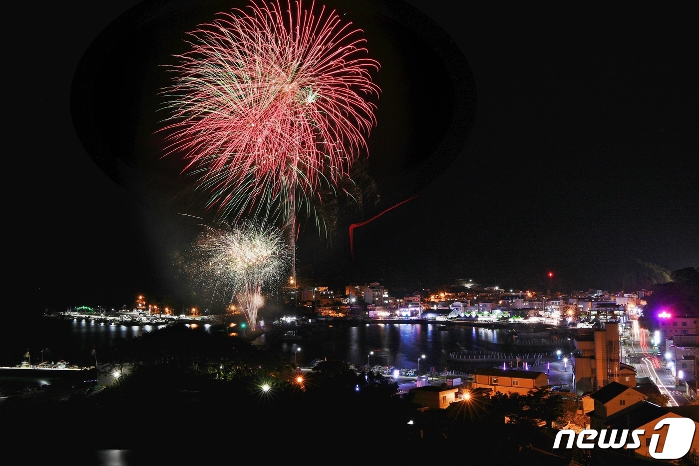 남해 미조항 멸치축제 불꽃놀이. ⓒ 뉴스1 DB