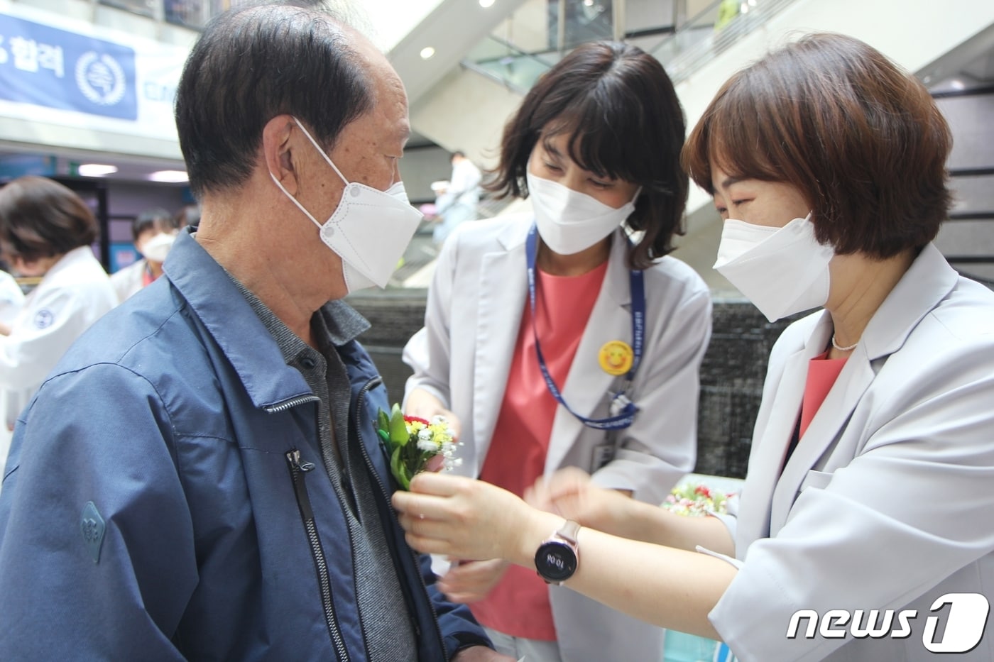 대전을지대병원은 4일 병원 1층 로비에서 간호사회 ‘테나(TENA)’ 주최로 내원객 300여명에게 카네이션을 선물했다.ⓒ 뉴스1