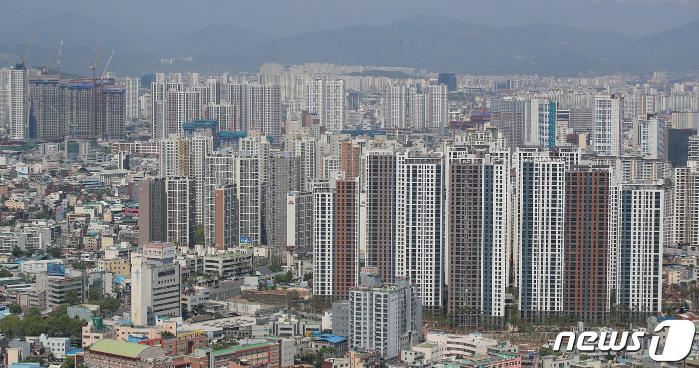 대구의 부동산 시장이 거래절벽을 넘어 거래실종 상태에 빠져 있다. 이런 상황에서 올해 재개발.재건축 아파트 6200가구가 더 공급될 예정이다. 사진은 대구 도심 아파트 전경&#40;뉴스1 DB&#41;