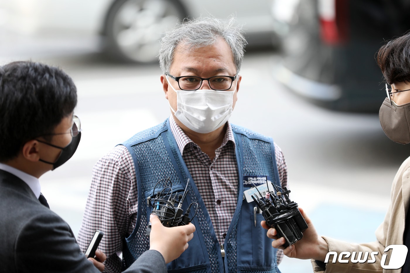CJ대한통운 본사 점거농성으로 공동건조물 침입, 재물손괴 혐의로 고소 당한 진경호 민주노총 전국택배노동조합 위원장이 6일 오전 서울 중구 남대문경찰서로 조사를 받기 위해 출석하며 입장을 밝히고 있다. 2022.5.6/뉴스1 ⓒ News1 이승배 기자