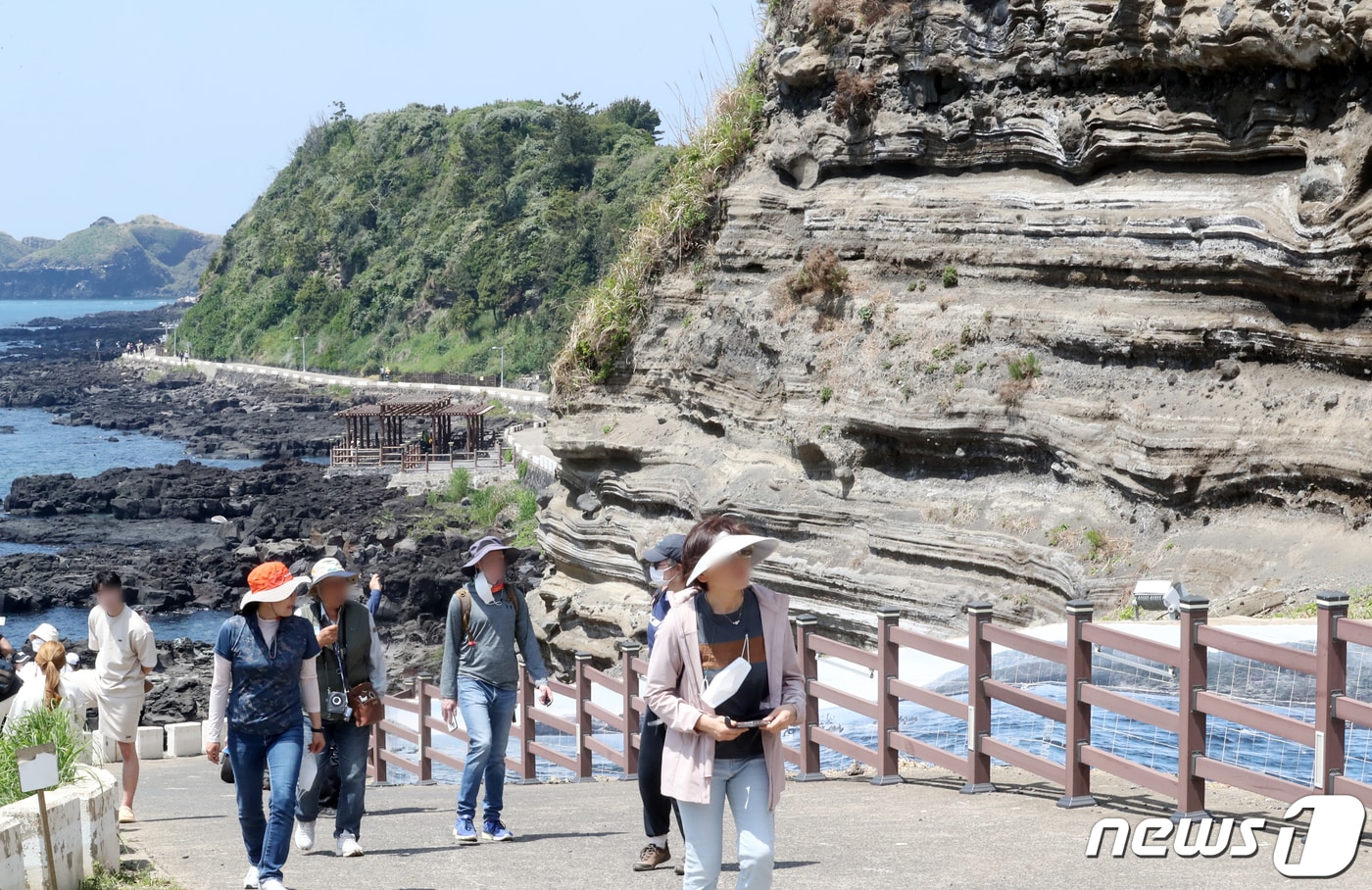 제주 수월봉 해안을 걷고 있는 탐방객들.ⓒ 뉴스1 DB