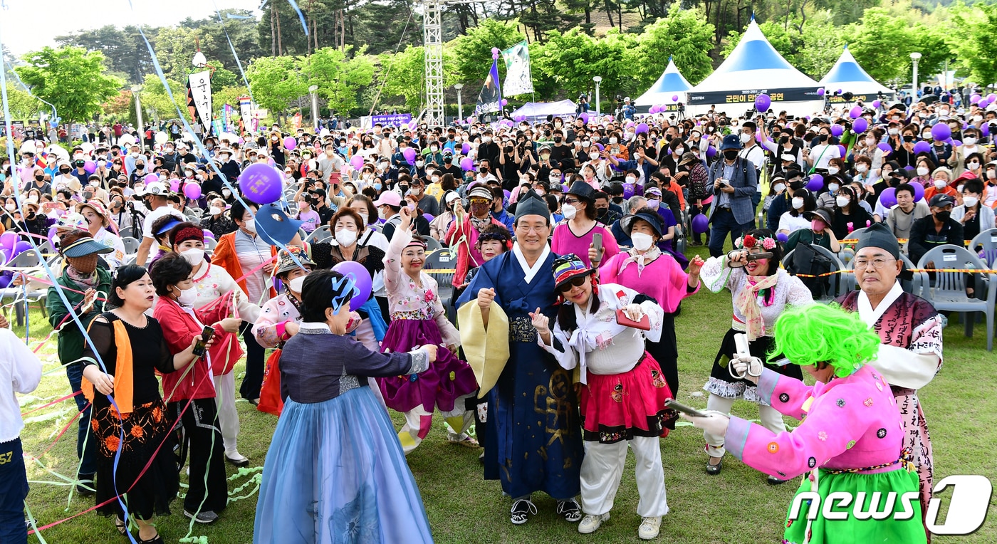 대가야체험축제 퍼레이드를 마친 곽용환 고령군수가 주민들과 함께 함께 춤을 추고 있다. (고령군 제공)2022.5.9/ ⓒ 뉴스1