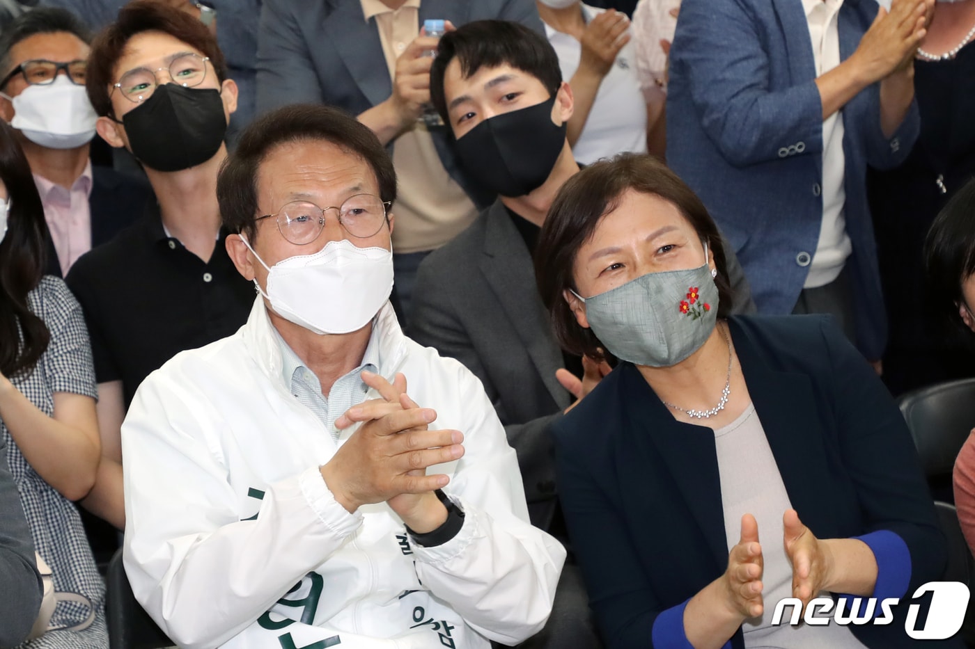조희연 서울특별시 교육감 후보가 1일 오후 서울 서대문구 선거사무소에서 제8회 전국동시지방선거 지상파 3사 공동 출구조사 결과를 확인 한 후 배우자 김의숙씨와 함께 기뻐하고 있다. 2022.6.1/뉴스1 ⓒ News1 황기선 기자