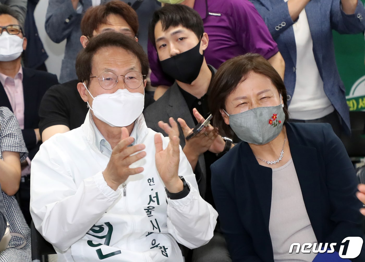 조희연 서울특별시 교육감 후보가 1일 오후 서울 서대문구 선거사무소에서 제8회 전국동시지방선거 지상파 3사 공동 출구조사 결과를 확인 한 후 배우자 김의숙씨 등 지지자들과 함께 기뻐하고 있다. 2022.6.1/뉴스1 ⓒ News1 황기선 기자