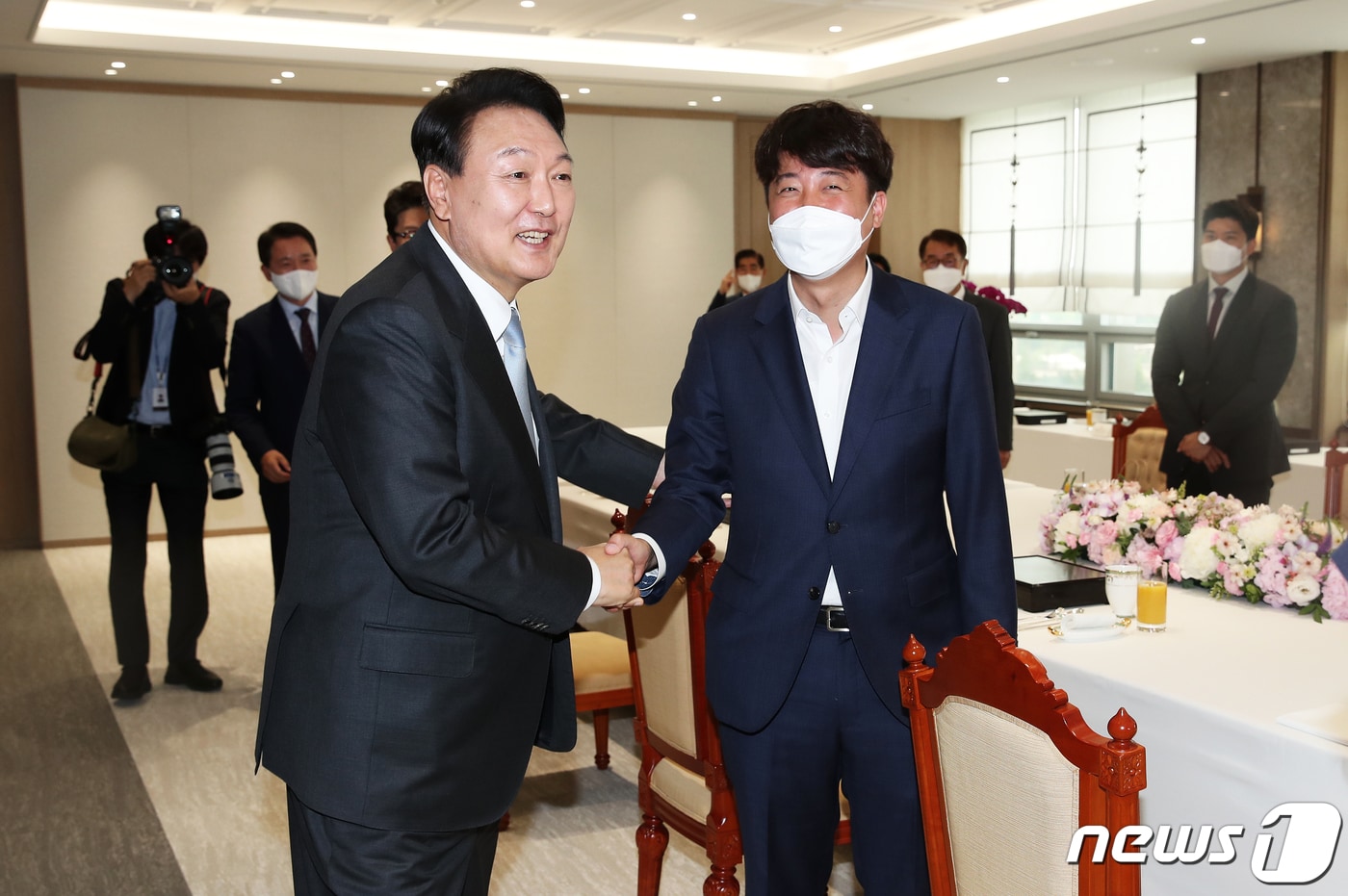 윤석열 대통령이 지난 10일 용산 대통령실 청사에서 열린 국민의힘 지도부와의 오찬 회동에서 우크라이나 방문을 마치고 돌아온 이준석 당 대표와 악수하고 있다. 대통령실사진기자단 ⓒ News1 오대일 기자