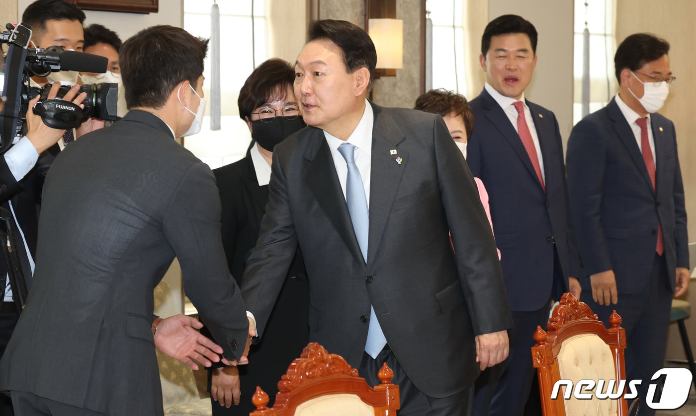 윤석열 대통령이 2022년 6월 10일 용산 대통령실 청사에서 열린 국민의힘 지도부와의 오찬 회동에서 김용태 청년 최고위원과 악수하고 있다. (대통령실사진기자단) 2022.6.10/뉴스1 ⓒ News1 오대일 기자