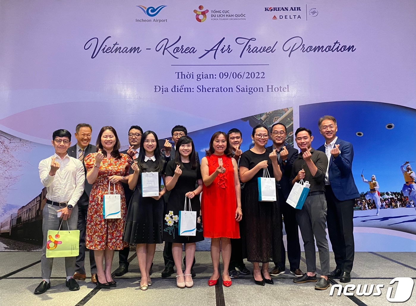 9일(현지시간) 베트남 호치민 쉐라톤 호텔에서 열린 ‘인천공항 항공수요 조기회복을 위한 방한·환승 설명회’에서 김형신 인천공항공사 허브화전략처장(오른쪽 세 번째), 배창준 주호치민 대한민국 총영사관 영사(오른쪽 여덟 번째)를 비롯한 현지 주요 여행사 등 관계자들이 기념촬영을 하고 있다. (인천공항공사 제공) 2022.6.10/뉴스1