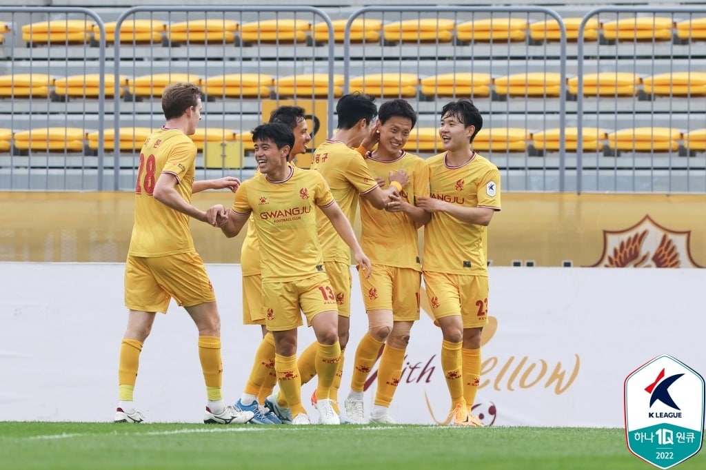 광주FC 선수들이 11일 FC안양전에서 득점 후 기뻐하고 있다.(한국프로축구연맹 제공) ⓒ 뉴스1