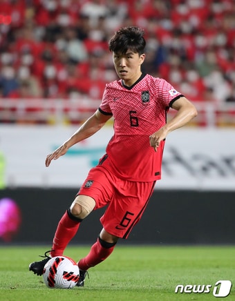 10일 경기 수원월드컵경기장에서 열린 2002 한일월드컵 20주년 기념 평가전 대한민국과 파라과이의 경기, 대한민국 황인범. 2022.6.12/뉴스1 ⓒ News1 김진환 기자