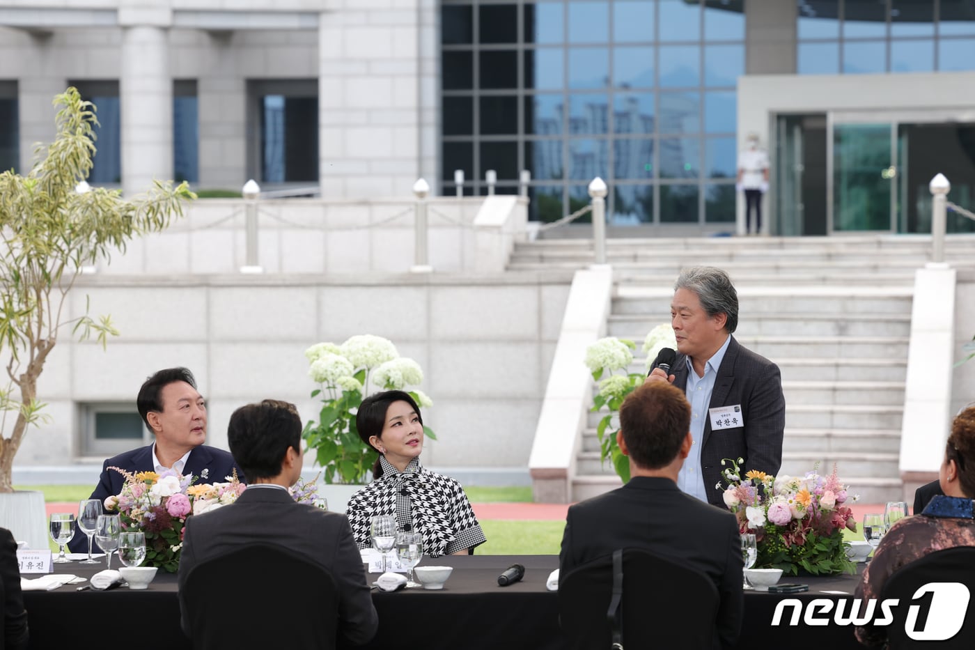 박찬욱 감독이 12일 오후 용산 대통령실에서 열린 제75회 칸 국제영화제 남우주연상·감독상 수상기념 영화 관계자 초청 리셉션 및 만찬에서 윤석열 대통령과 김건희 여사를 향해 발언하고 있다. (대통령실 제공) 2022.6.12/뉴스1 ⓒ News1 안은나 기자