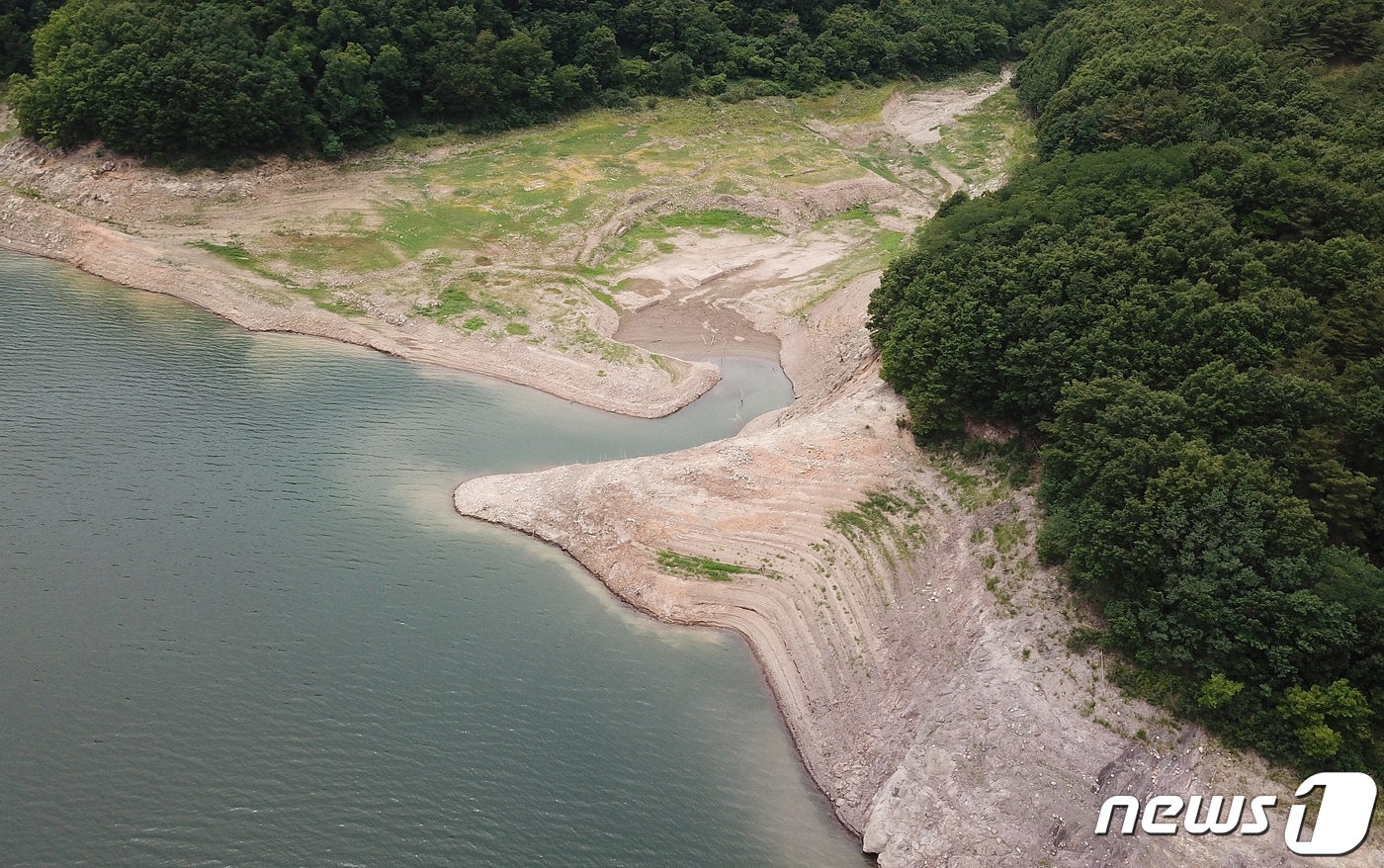 13일 가뭄으로 인해 경북 청도군 운문댐 수위가 낮아지면서 곳곳에 물이 말라 가장자리 땅이 드러나고 있다. 이날 운문댐 저수율은 23.6%까지 내려가 극심한 가뭄에 해당하는 '심각' 단계가 발령된 상태다. 2022.6.13/뉴스1 ⓒ News1 공정식 기자